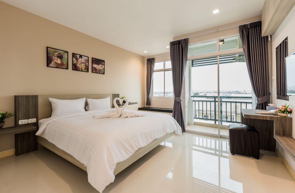 Exclusive Suite | Blackout drapes, WiFi (free), bed sheets