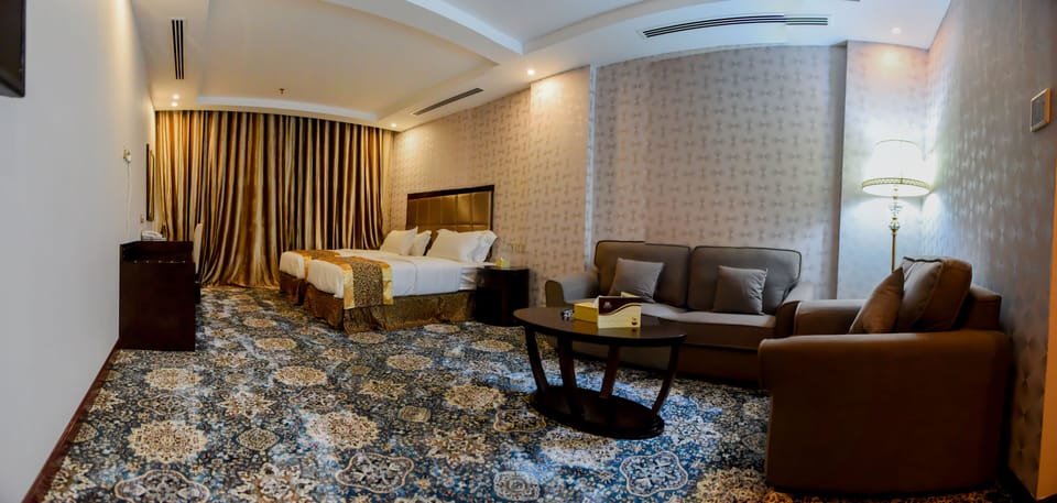 Twin Room | Minibar, in-room safe, desk, laptop workspace