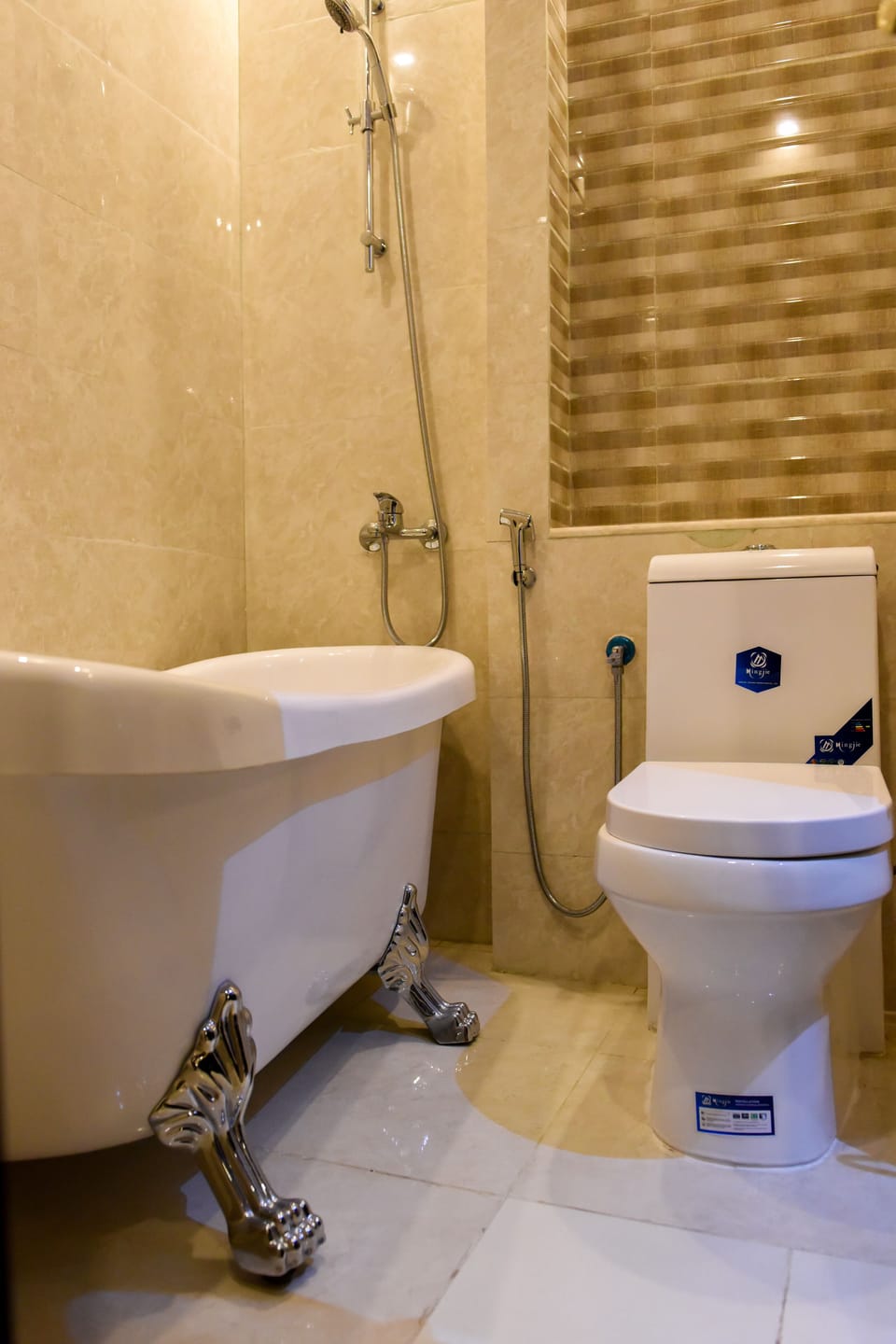 Executive Studio Suite | Bathroom | Free toiletries, hair dryer, bathrobes, slippers