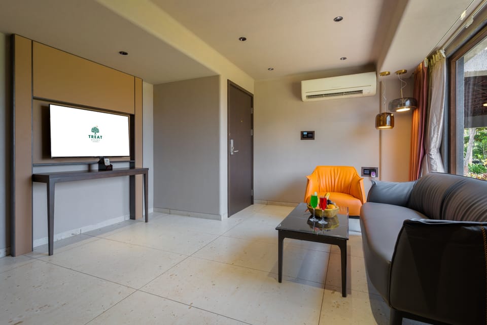 Premium Room WIth Bathtub | Hypo-allergenic bedding, in-room safe, desk, laptop workspace