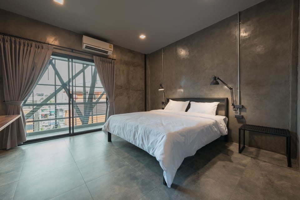 Deluxe Double Room, 1 King Bed-Shared bathroom | Free WiFi, bed sheets