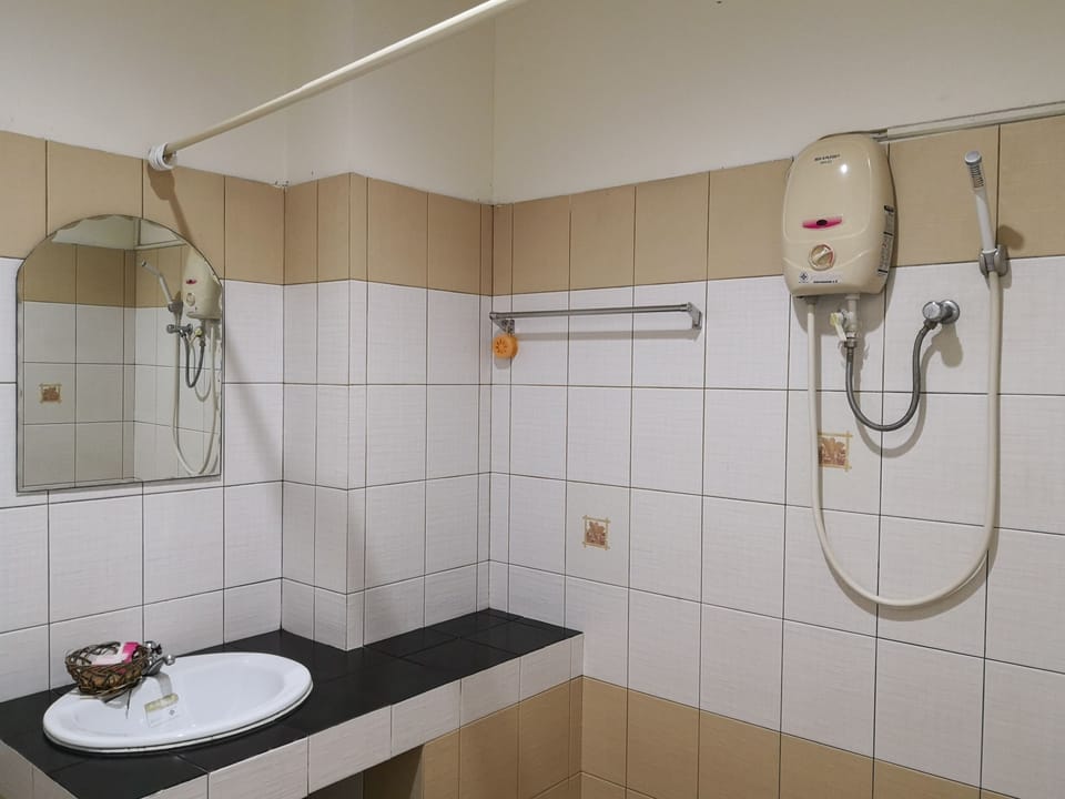 Shower, free toiletries