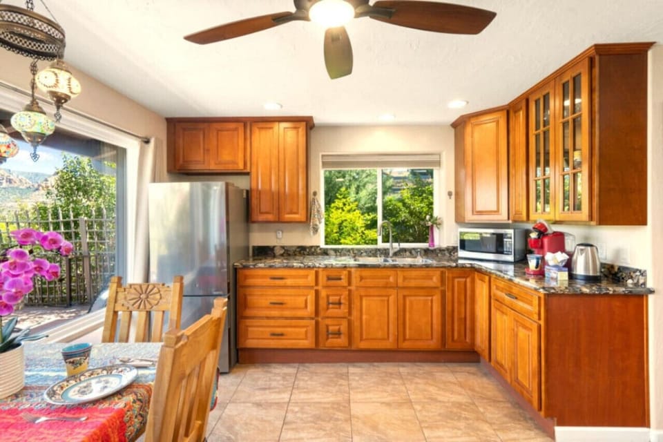 Well-equipped kitchenette (no stove/oven or dishwasher).
