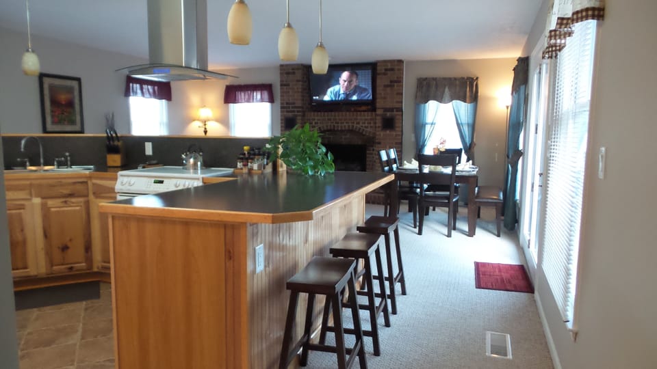  Modern Rustic Eat-in Kitchen