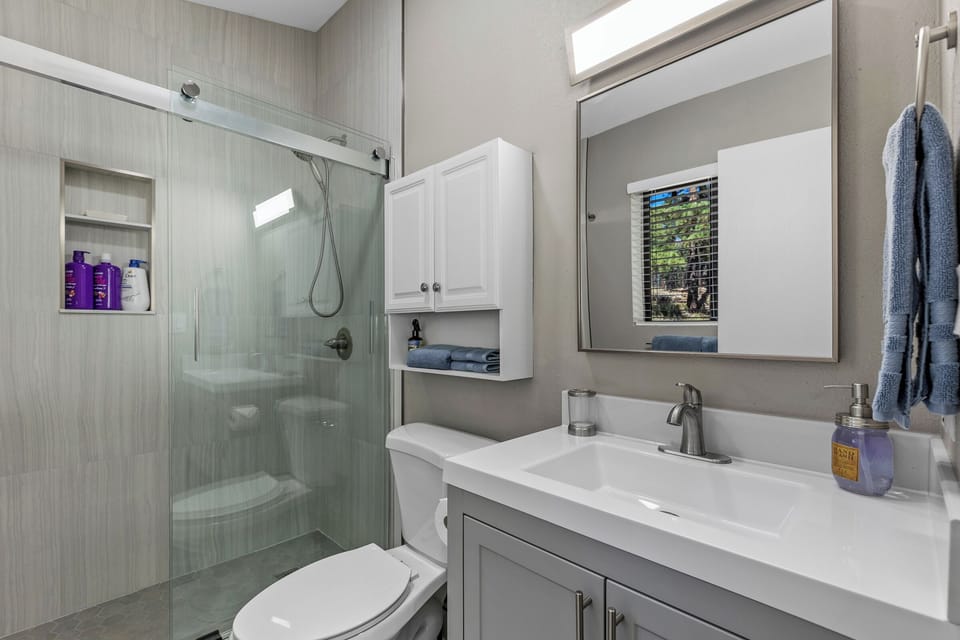 King Bedroom Shower 