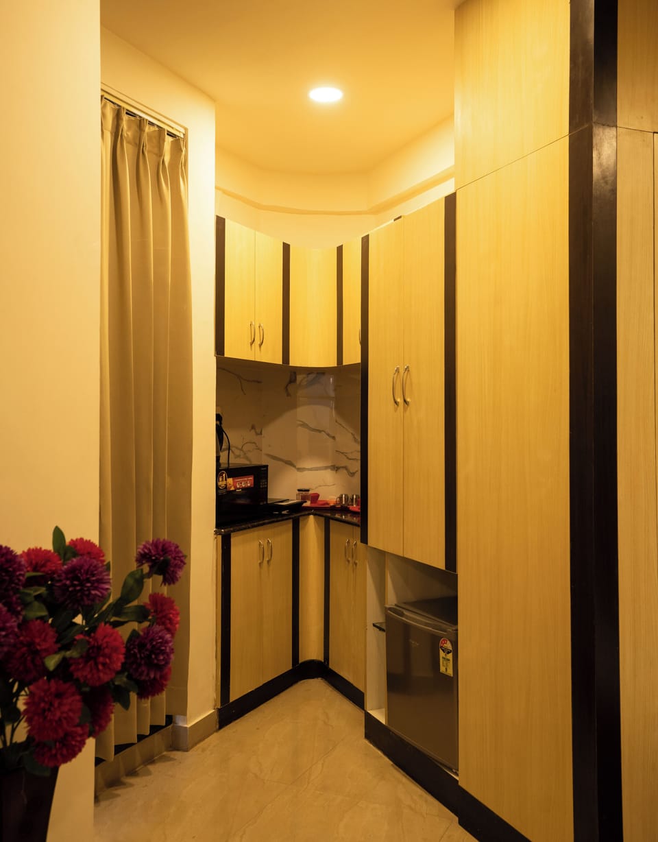 Elite Studio, 1 Bedroom, Accessible, Kitchenette | Private kitchen | Fridge, microwave, electric kettle, cookware/dishes/utensils