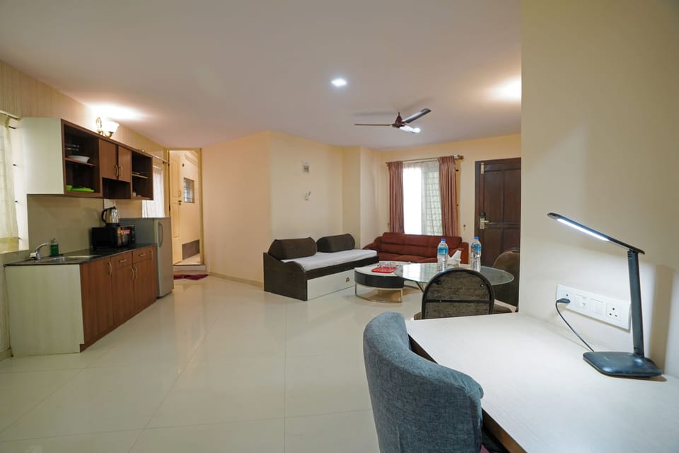 Family Apartment, Multiple Beds, Kitchen, Executive Level | Private kitchen | Fridge, microwave, electric kettle, cookware/dishes/utensils