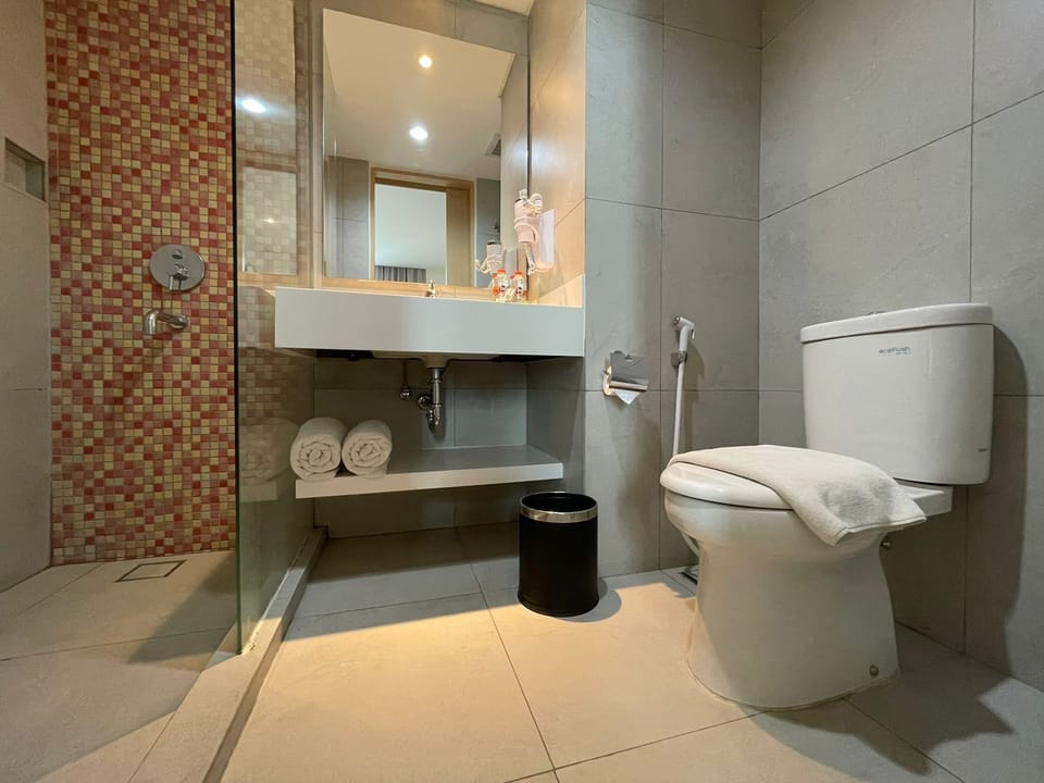 Deluxe Triple Room | Bathroom | Shower, free toiletries, towels