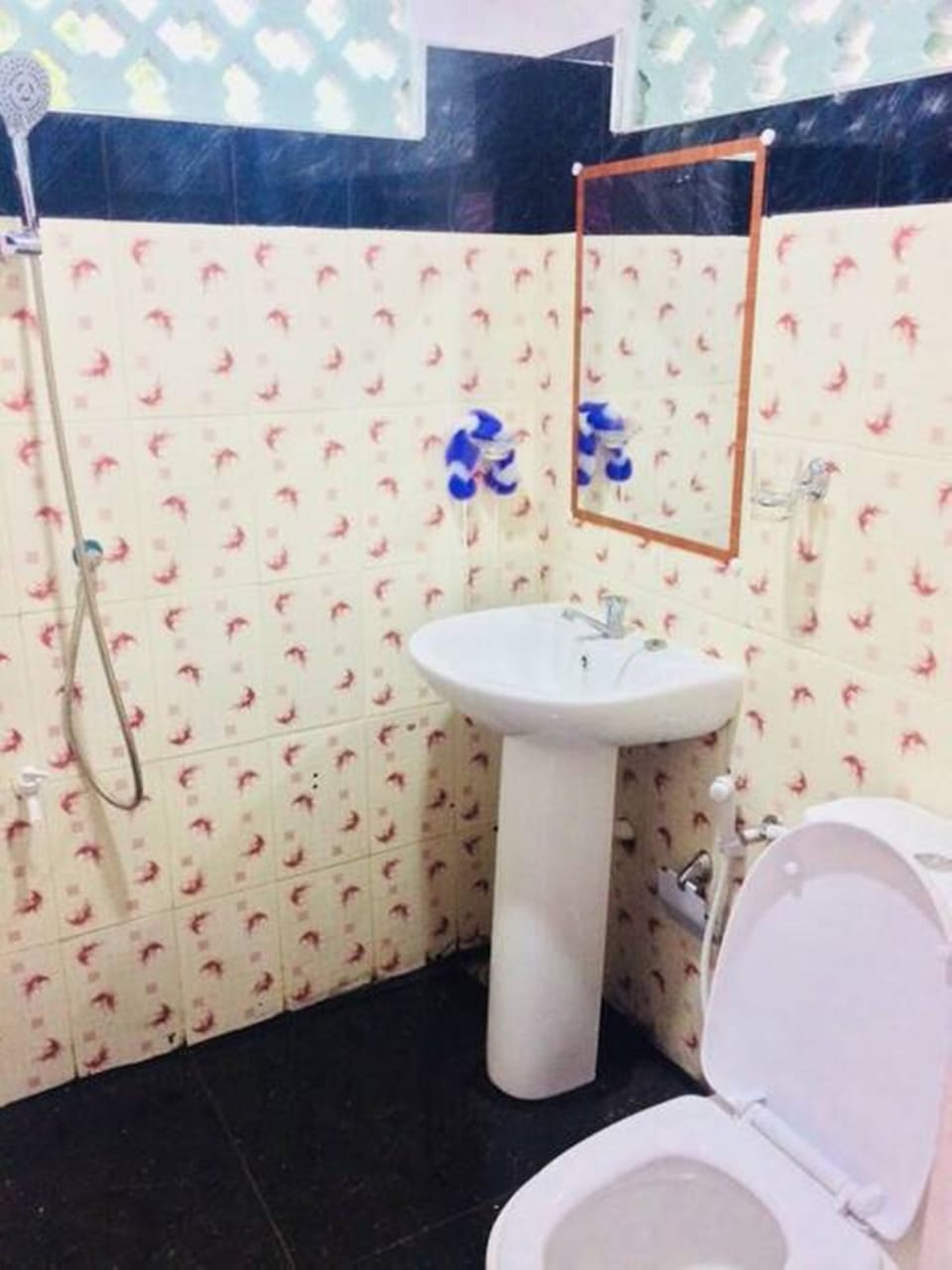 Basic House, 1 Double Bed, Smoking | Bathroom | Shower, free toiletries, towels