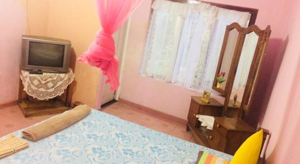 Basic House, 1 Double Bed, Smoking | 1 bedroom, bed sheets