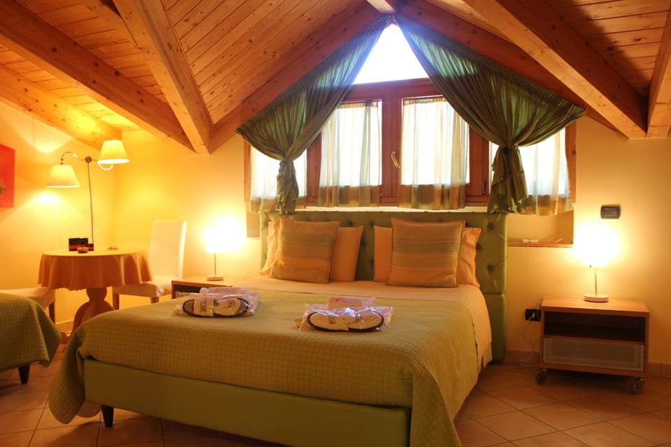 Deluxe Double Room | Individually decorated, individually furnished, desk, blackout drapes