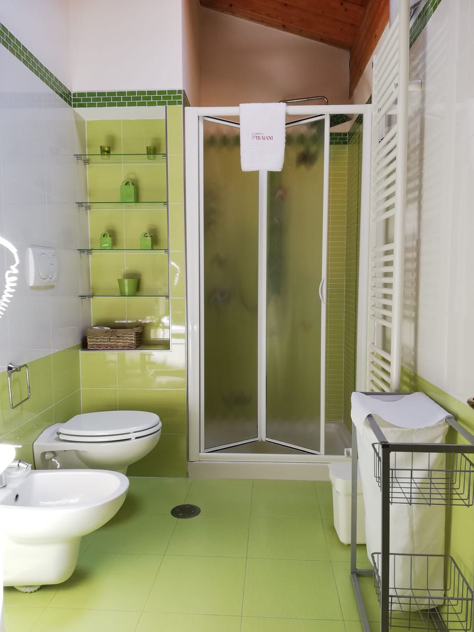 Deluxe Double Room | Bathroom | Shower, rainfall showerhead, free toiletries, hair dryer