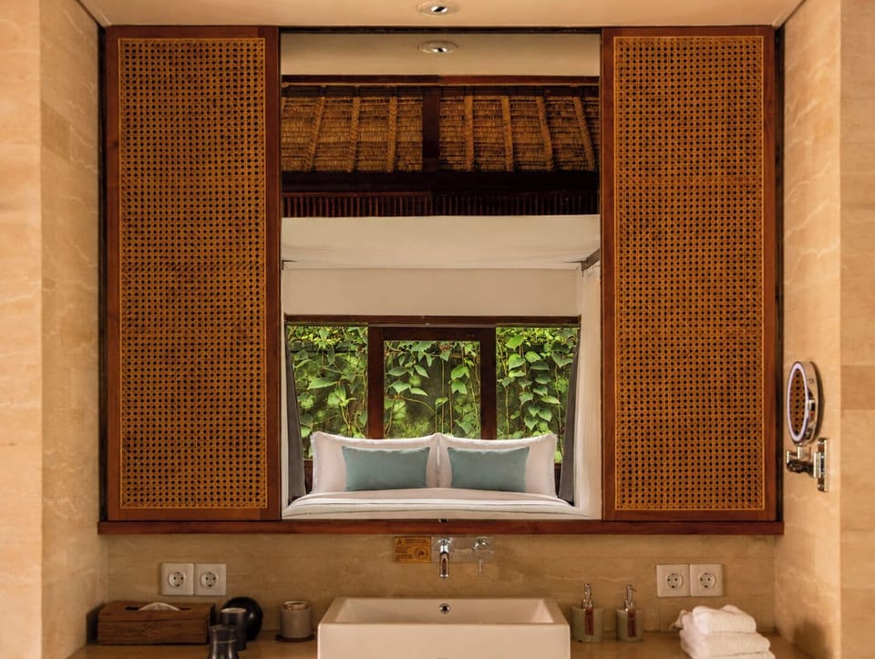 Classic Studio Suite | Bathroom | Separate tub and shower, deep soaking tub, free toiletries, hair dryer