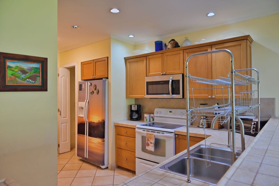 Coffee/tea maker, full-size fridge, microwave, oven