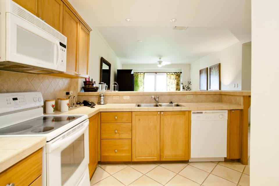 Coffee/tea maker, full-size fridge, microwave, oven