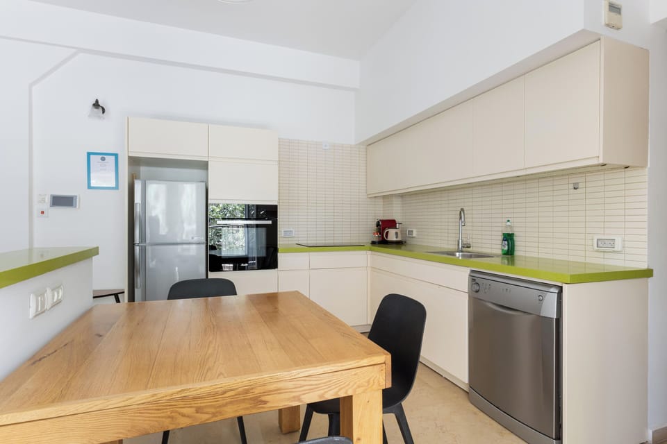 Deluxe Apartment, 1 Bedroom | Private kitchen | Fridge, microwave, oven, stovetop