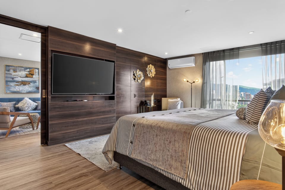 Suite | Down comforters, pillowtop beds, in-room safe, desk