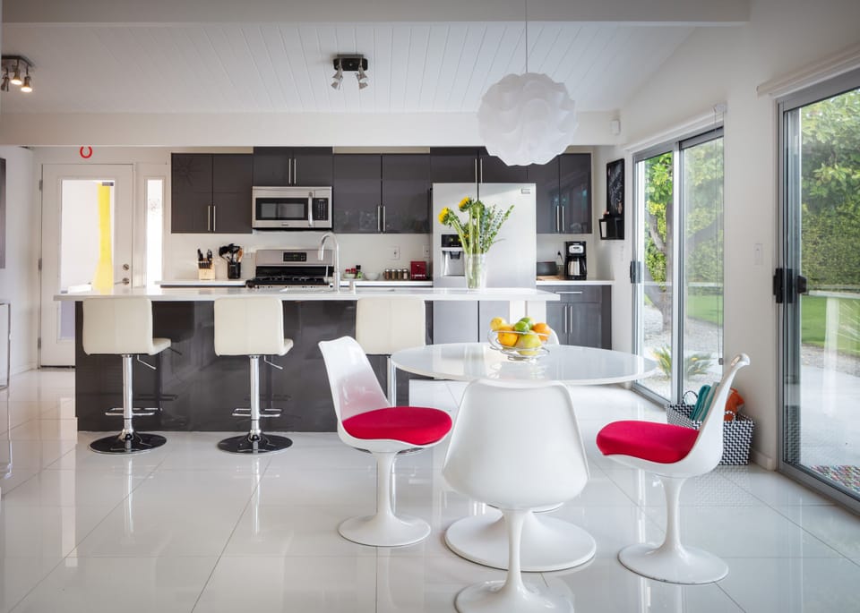 Dining area - table seating for 6