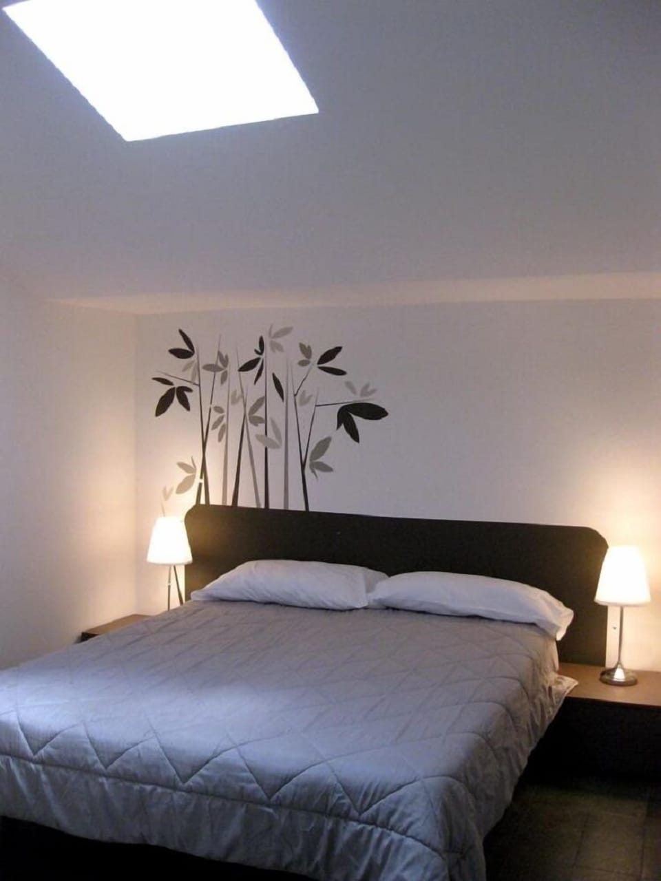Desk, soundproofing, rollaway beds, free WiFi
