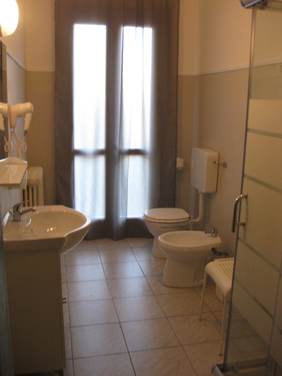 Shower, free toiletries, hair dryer, bidet