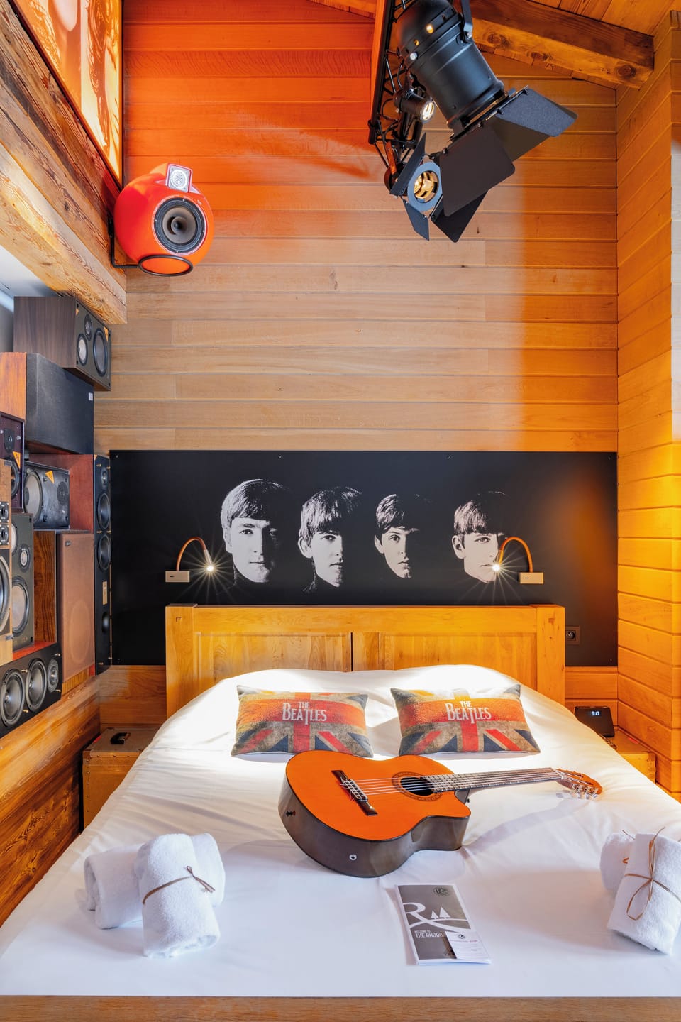 Double Room (La Music) | Individually decorated, individually furnished, blackout drapes