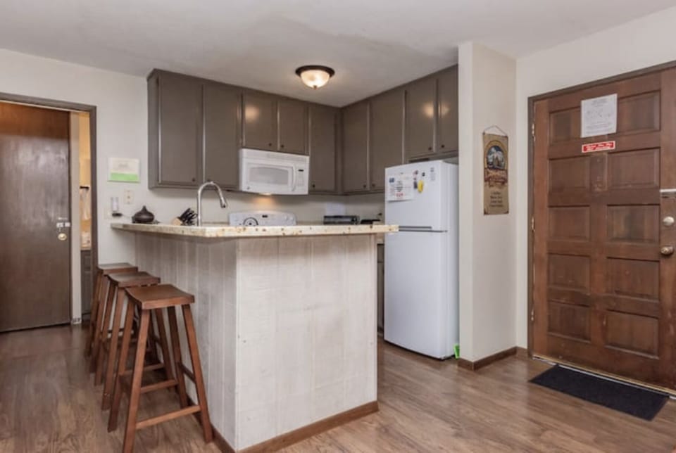 Kitchen with (3) barstools 