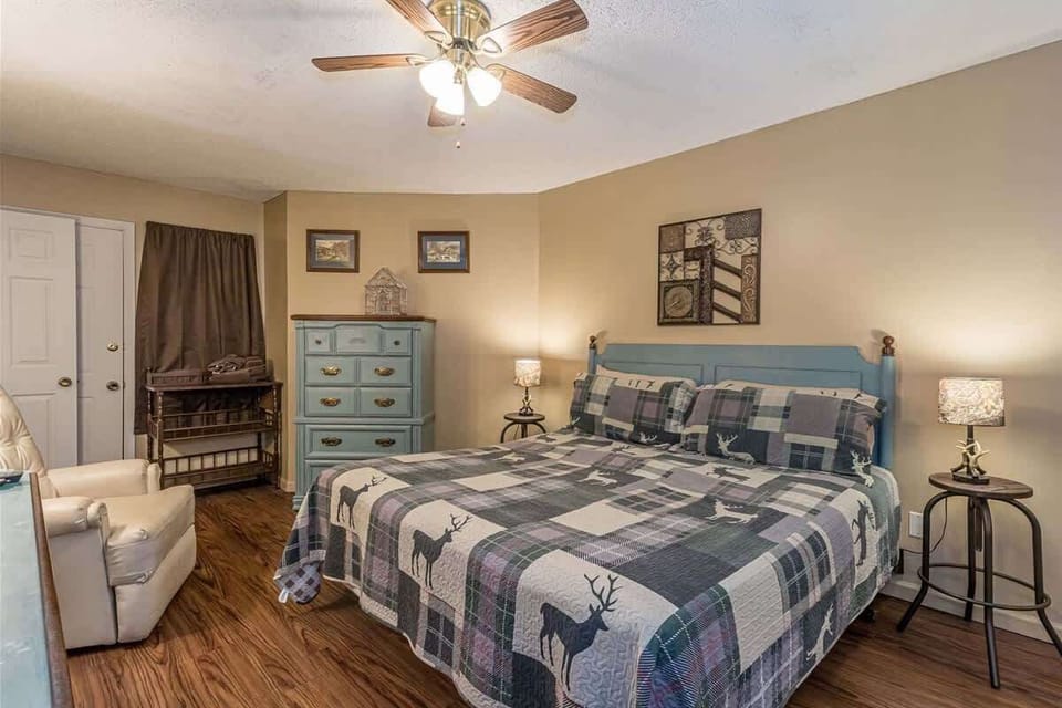 Relax in this charming rustic bedroom, surrounded by cozy details inspired by the beauty of nature.