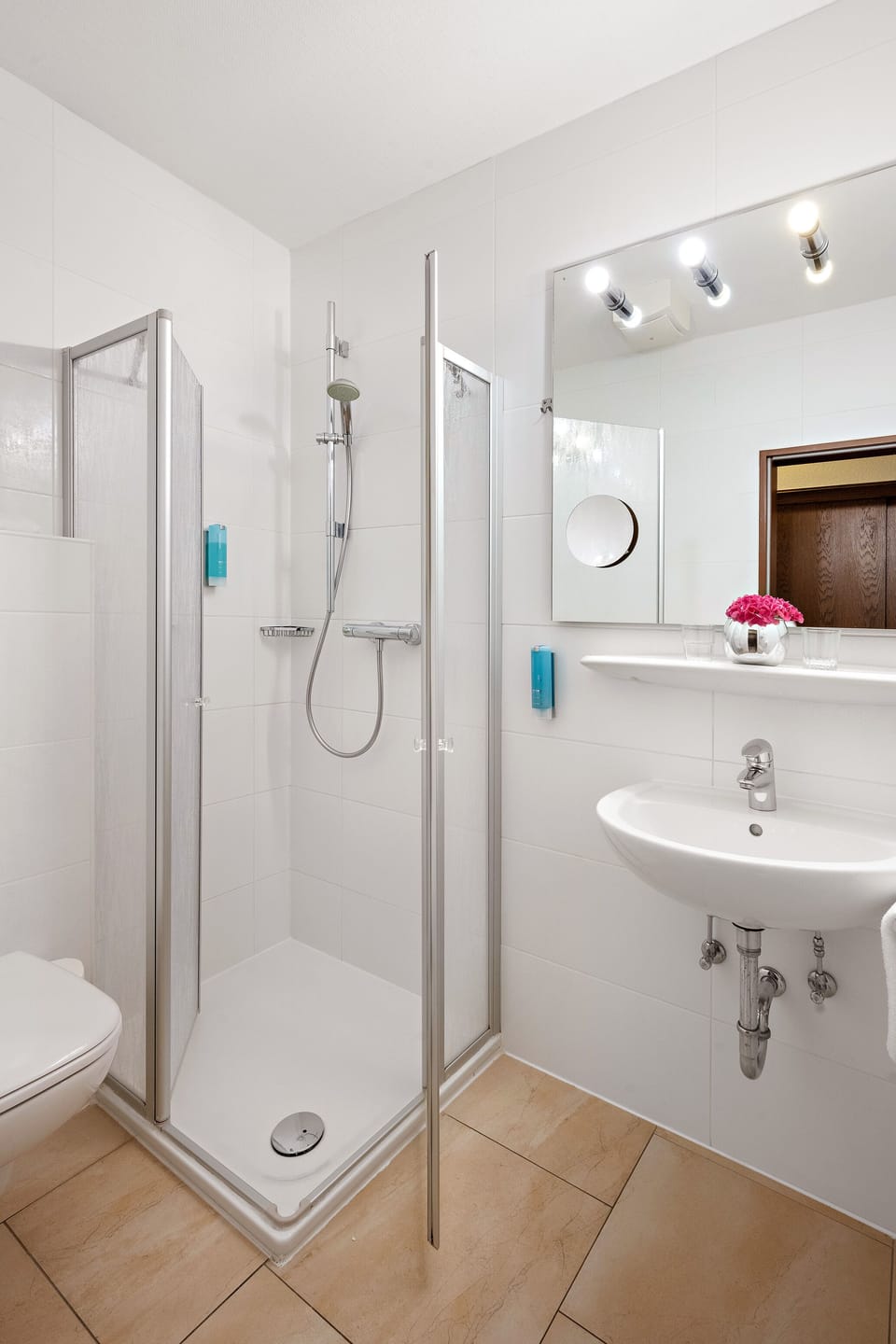 Comfort Double Room, Non Smoking | Bathroom | Hair dryer, towels, soap, shampoo