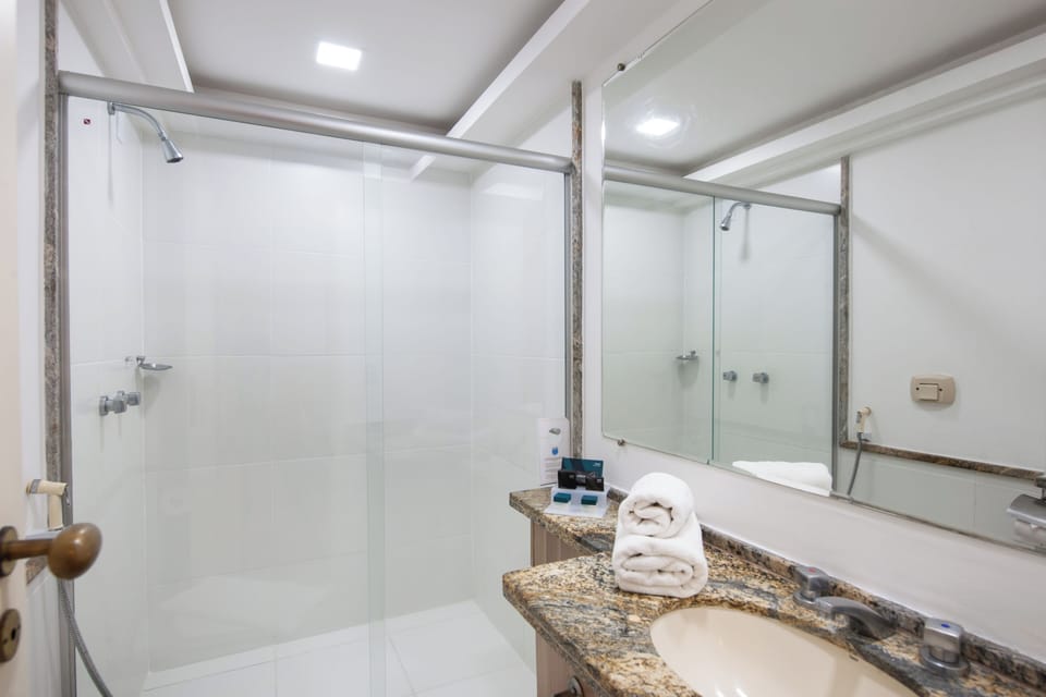 Superior Triple Room, 1 Queen Bed with Sofa bed | Bathroom | Shower, free toiletries, hair dryer, towels
