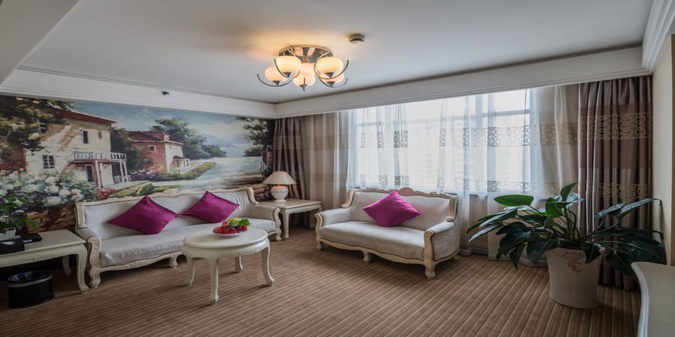 Living area | 55-inch flat-screen TV with cable channels, table tennis