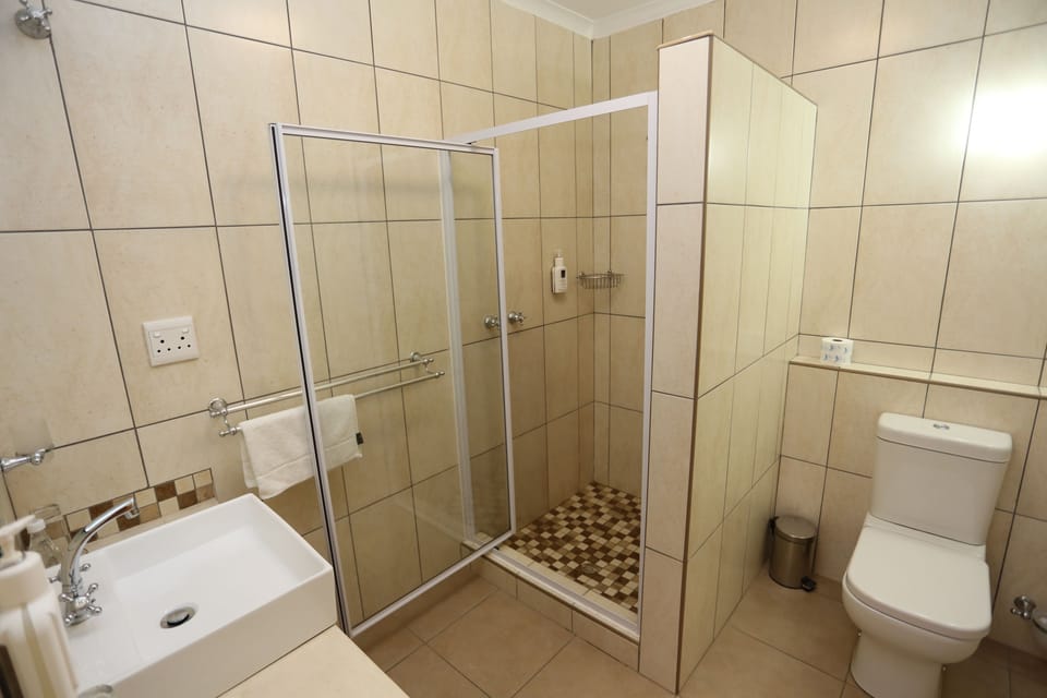 Deep soaking tub, free toiletries, towels