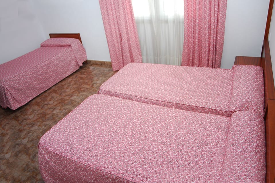 Triple Room, 3 Twin Beds | Blackout drapes, bed sheets