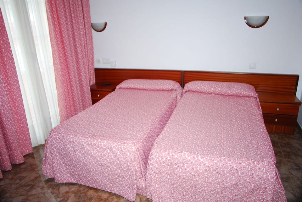 Double or Twin Room | Blackout drapes, bed sheets