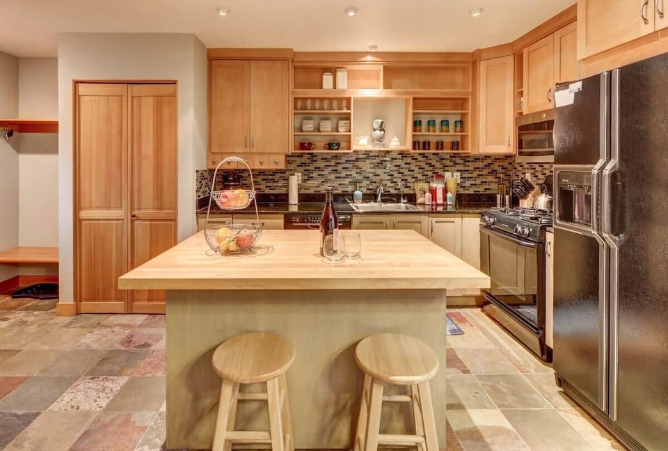 Fully-equipped kitchen with bar seating