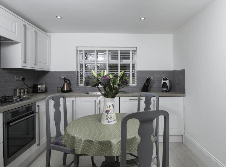 Cottage, Multiple Beds, Non Smoking | Private kitchen | Full-size fridge, microwave, oven, cookware/dishes/utensils