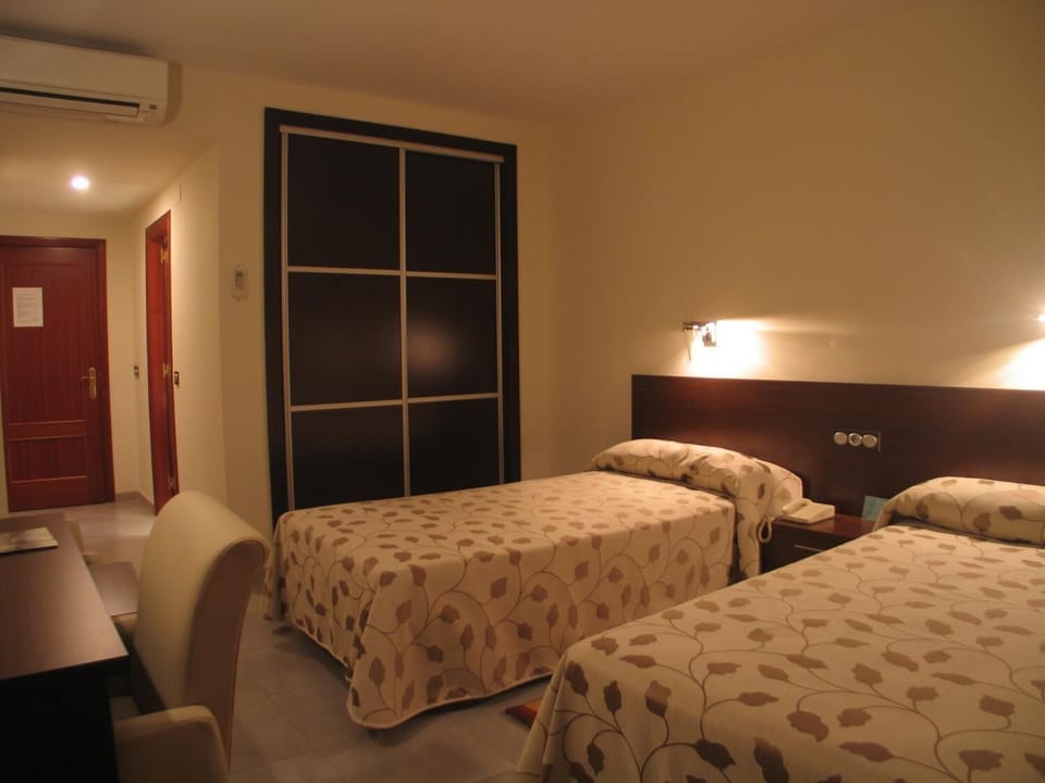 Minibar, in-room safe, free WiFi, bed sheets