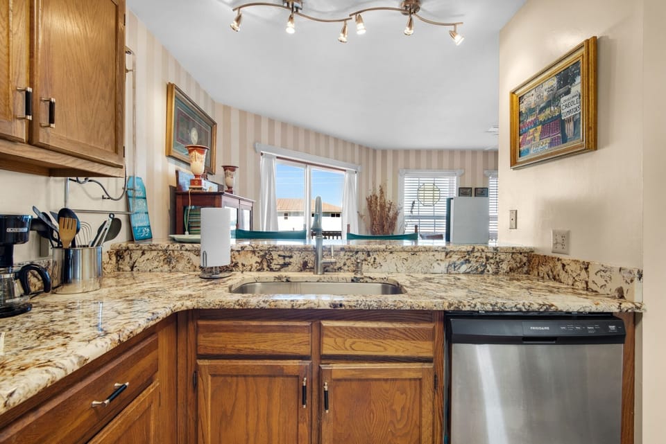Townhome, 2 Bedrooms | Private kitchen | Fridge, oven, coffee/tea maker, toaster