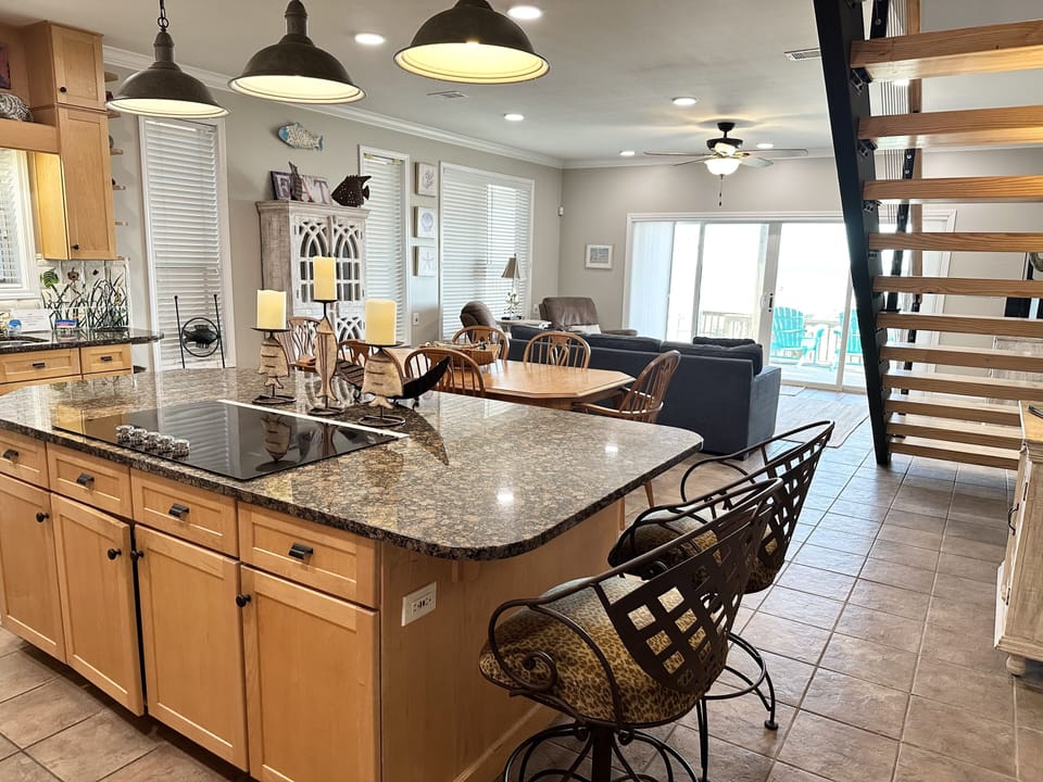 Townhome, 3 Bedrooms | Private kitchen | Fridge, microwave, oven, coffee/tea maker