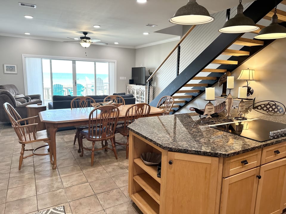 Townhome, 3 Bedrooms | Private kitchen | Fridge, microwave, oven, coffee/tea maker