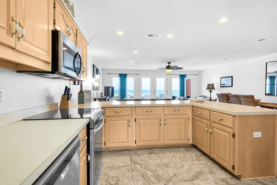 Townhome, 3 Bedrooms | Private kitchen | Fridge, oven, coffee/tea maker, toaster