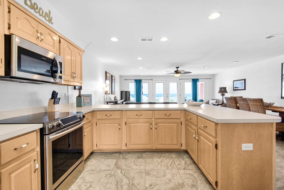 Townhome, 3 Bedrooms | Private kitchen | Fridge, oven, coffee/tea maker, toaster