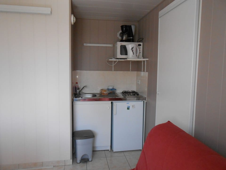 Family Room, Multiple Beds, Non Smoking | Private kitchenette | Fridge, microwave, stovetop, coffee/tea maker