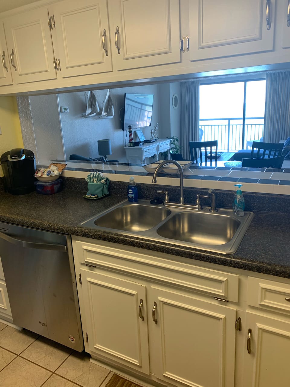 Kitchen with the perfect seaside view. 