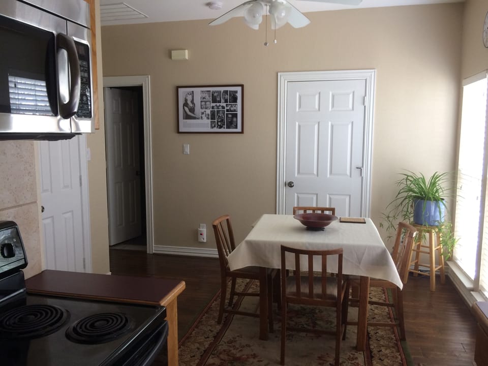 Traditional Suite, 1 Queen Bed, Non Smoking | In-room dining