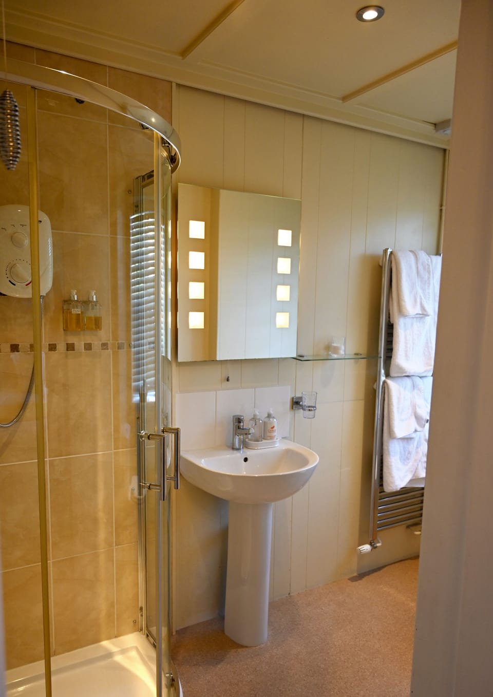 Superior Double or Twin Room | Bathroom | Shower, free toiletries, hair dryer, towels