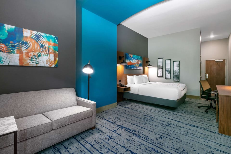 Deluxe Room, 1 King Bed, Non Smoking | Premium bedding, desk, iron/ironing board, WiFi (free)