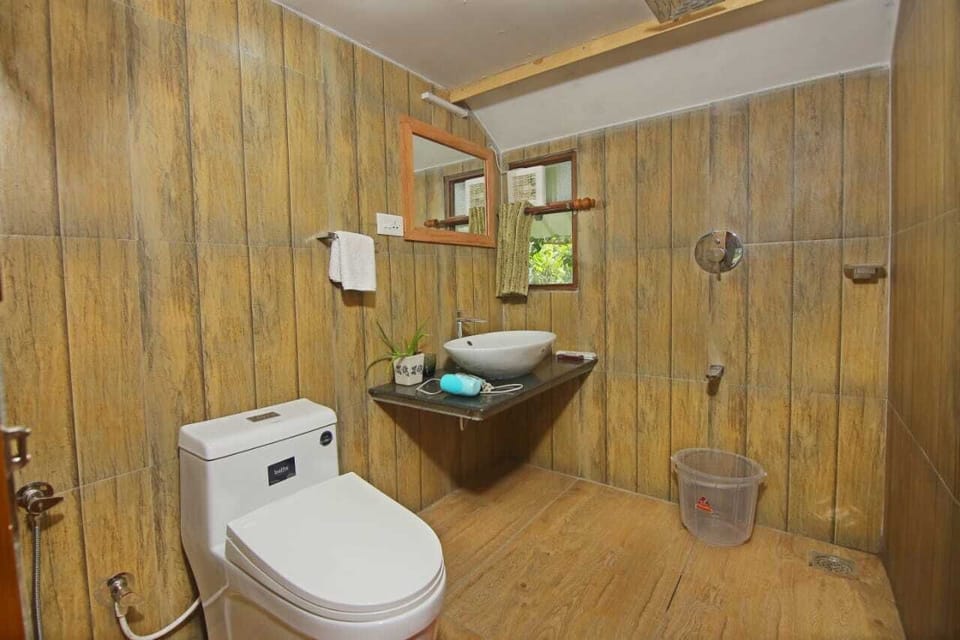 Exclusive Tree House, Garden View | Bathroom | Shower, slippers, towels