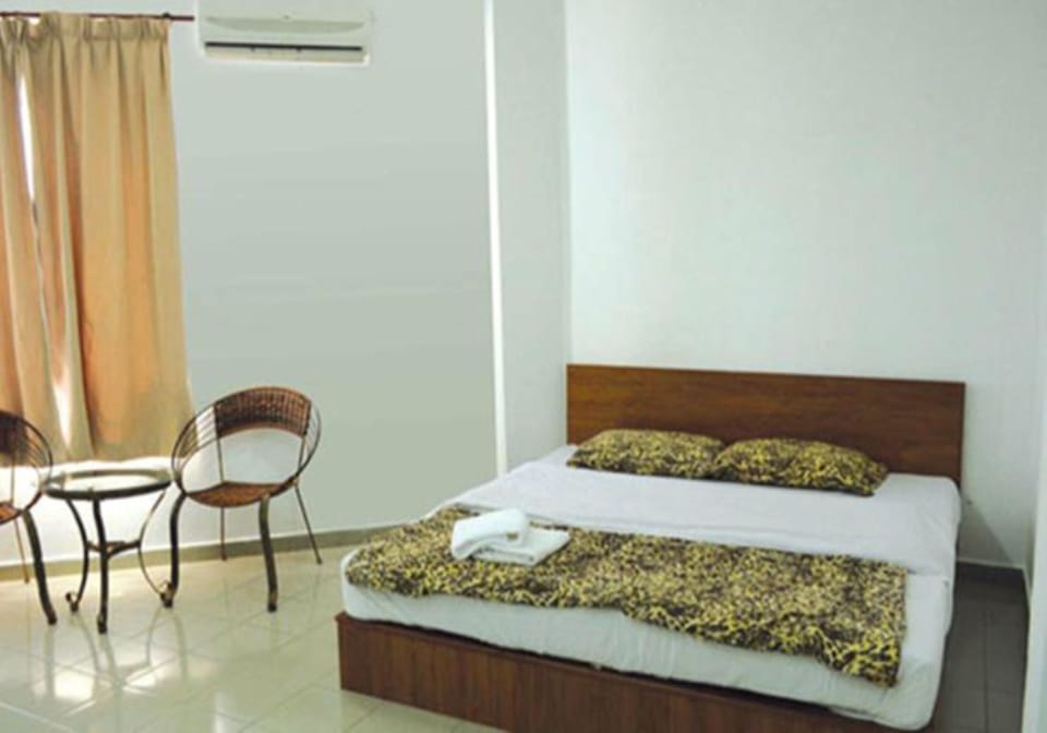 Superior Room, 1 King Bed | Desk, iron/ironing board (on request), WiFi (free)