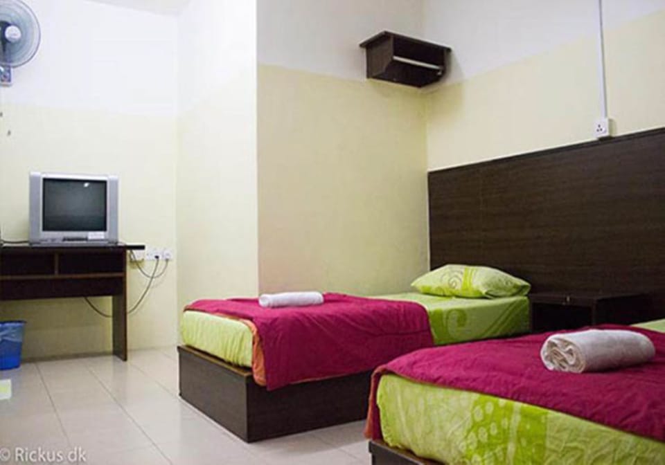 Twin Room | Desk, iron/ironing board (on request), WiFi (free)