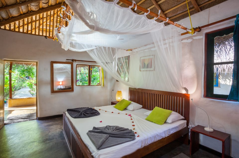 Traditional Bungalow, 1 Queen Bed, Non Smoking | Desk, bed sheets